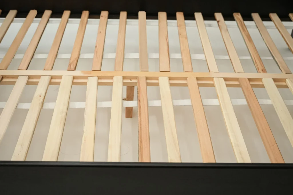 Pat lemn masiv negru 120x200 cm